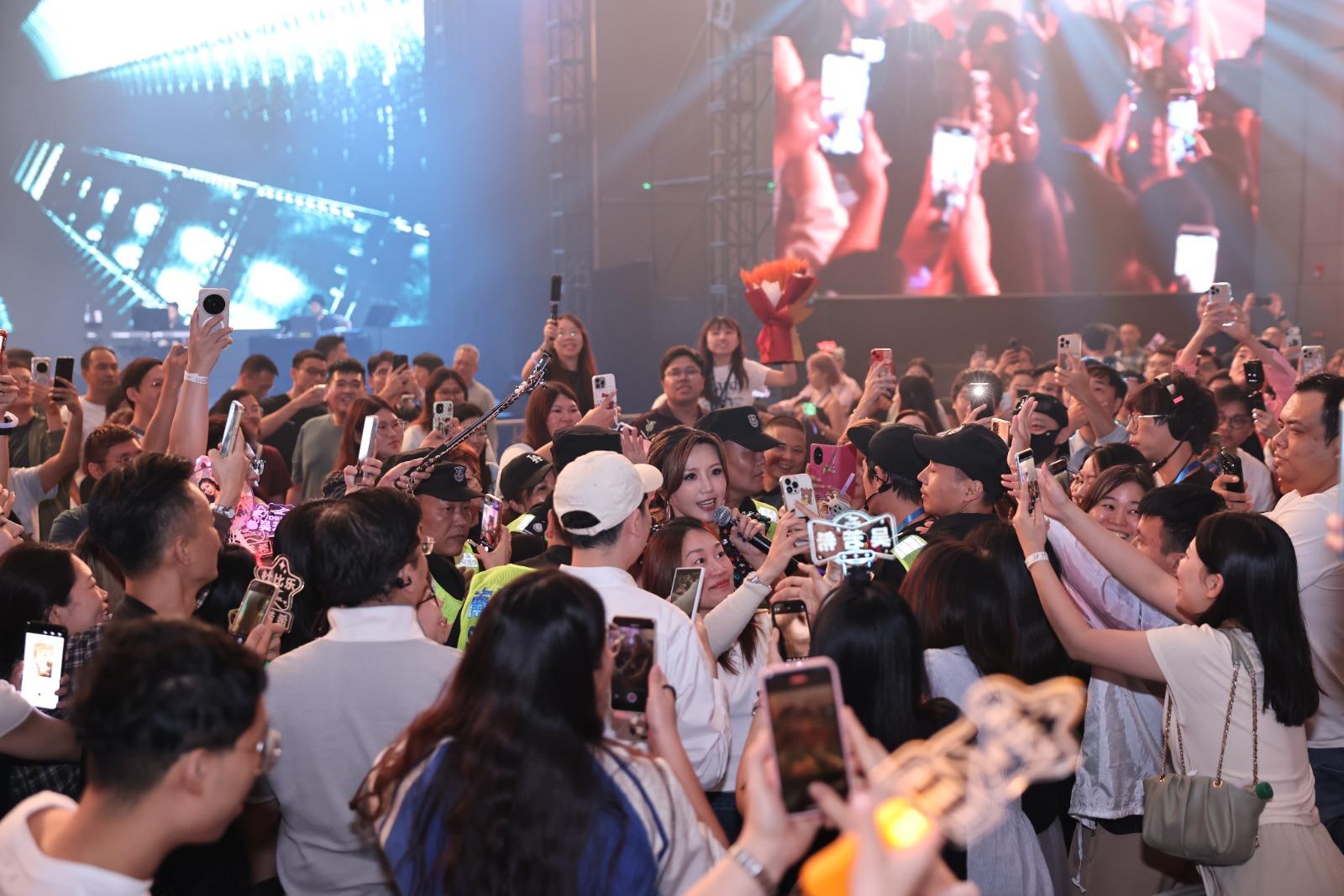 Jinny到台下和觀眾握手互動,場面非常熱鬧。