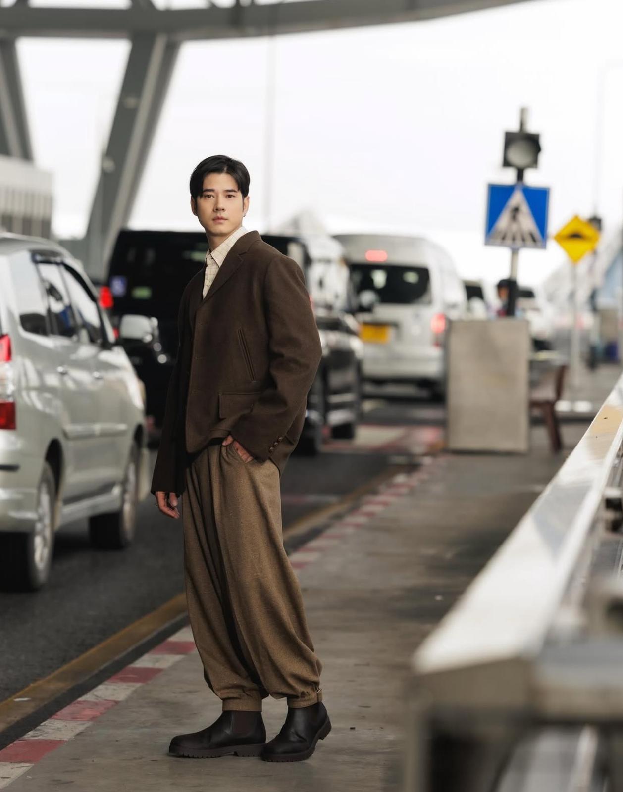 Mario Maurer今日出發來港前在泰國機場打卡。