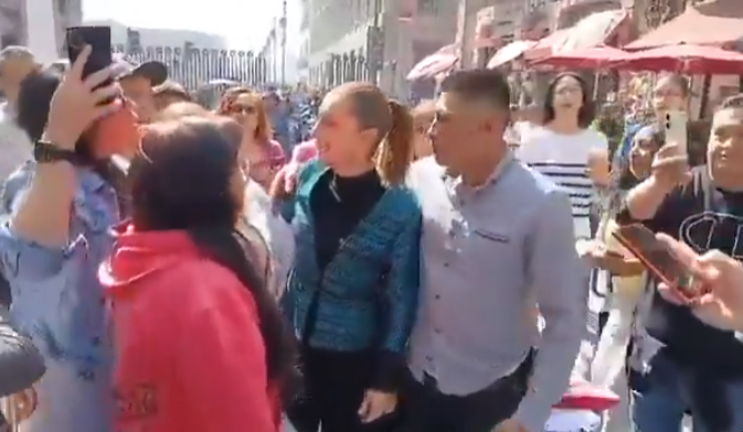 墨西哥女總統當街遭「強吻胸襲」 保安人員疑只顧看手機無及時阻止(有片)