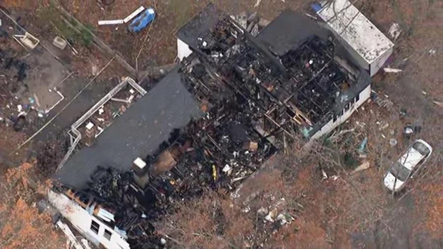 住宅起火疑為救寵物 男子與60條蛇葬身火海巨蟒變蛇乾