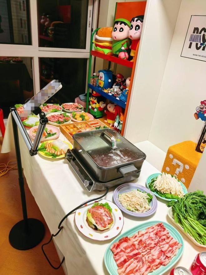 內地網紅改造寓所公共電梯大堂 變私人影院打邊爐引爭議