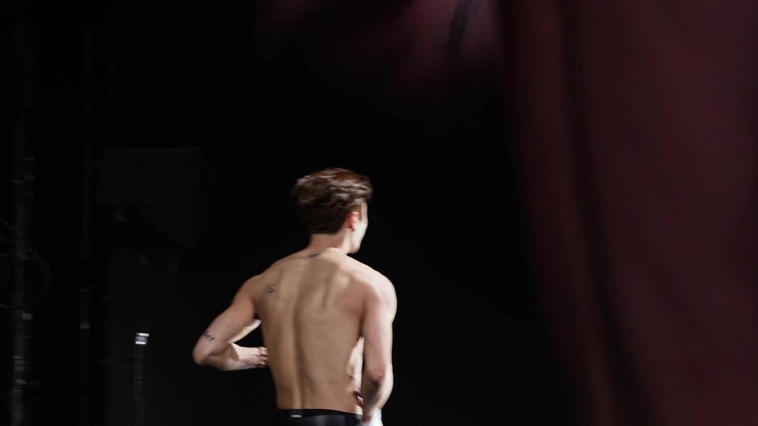 Jackson唔止靠樣,一身線條亦是賣點。