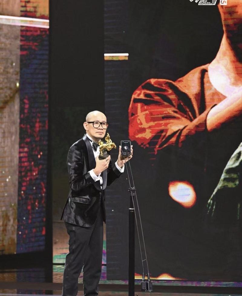 《地母》導演張吉安代表未有出席的范冰冰領獎。