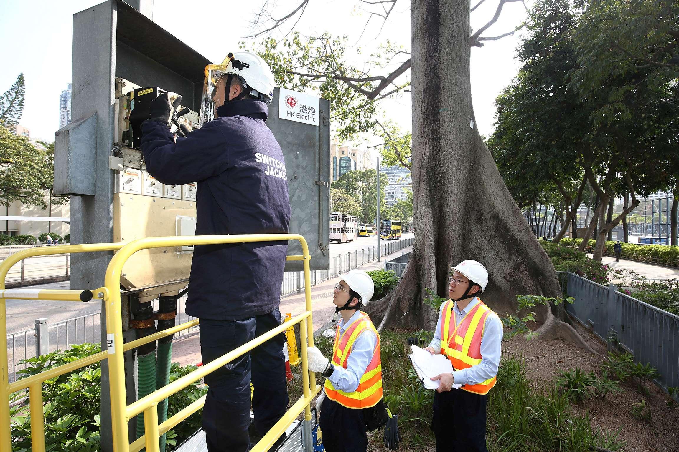 港燈工程團隊自年初起,進行多次實地測試,提升應對突發電力事故的能力。(港燈提供)