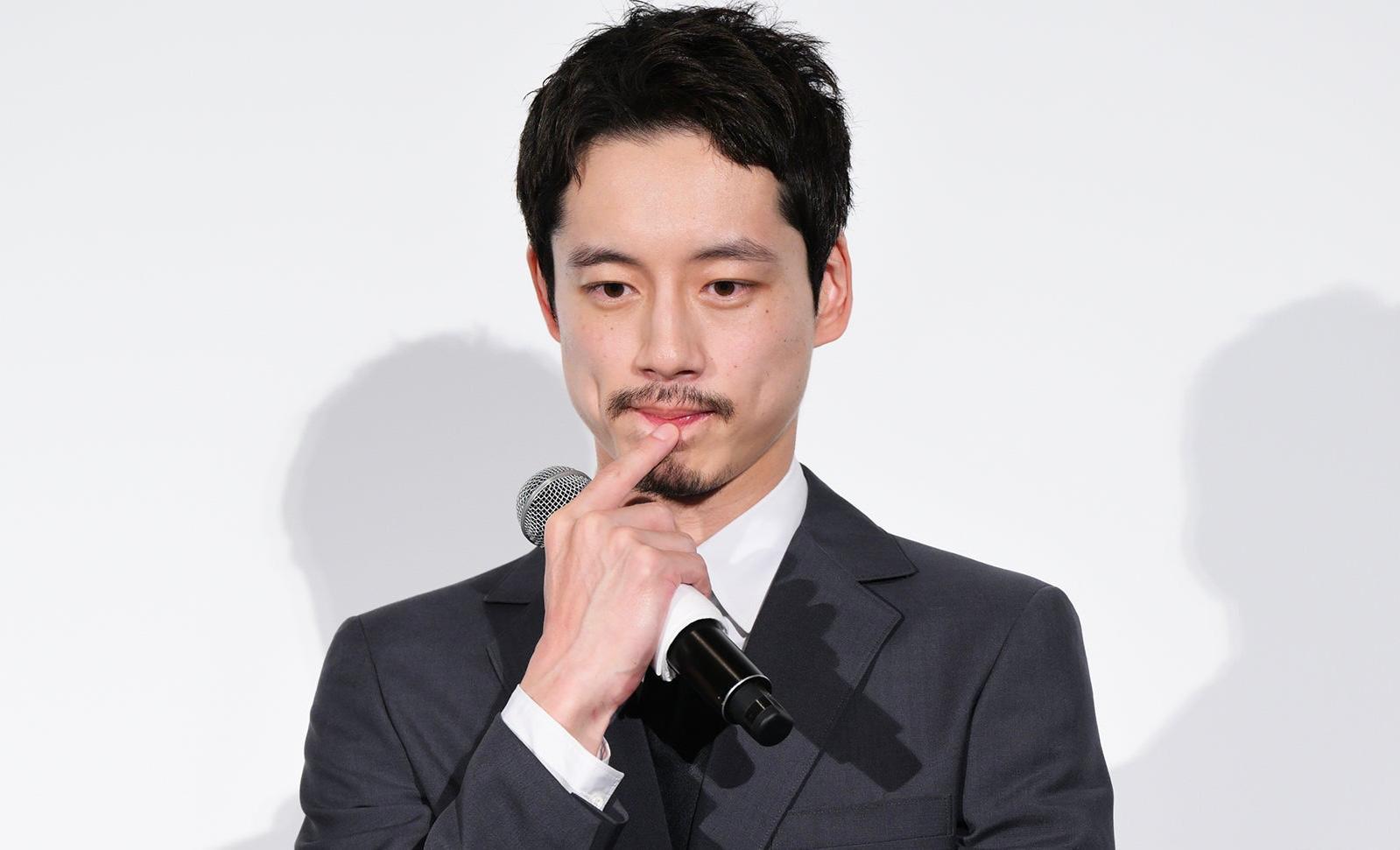 坂口健太郎轉look宣傳新戲。