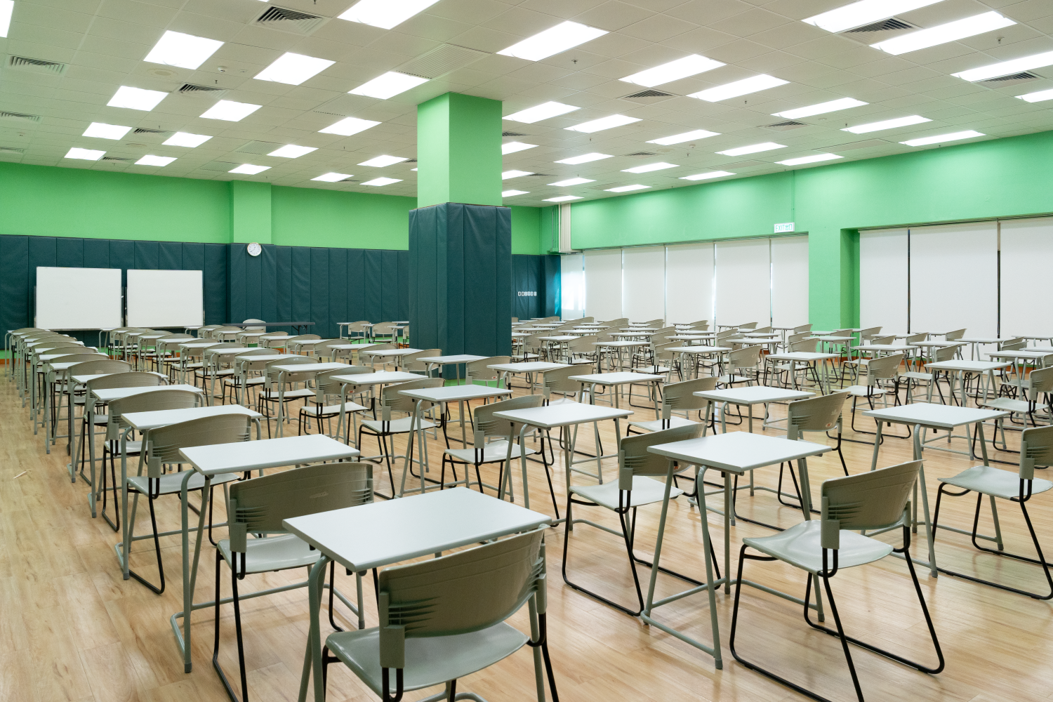 義工教師、準教師及校友每日到中心為受影響學童提供教學活動及課程輔導