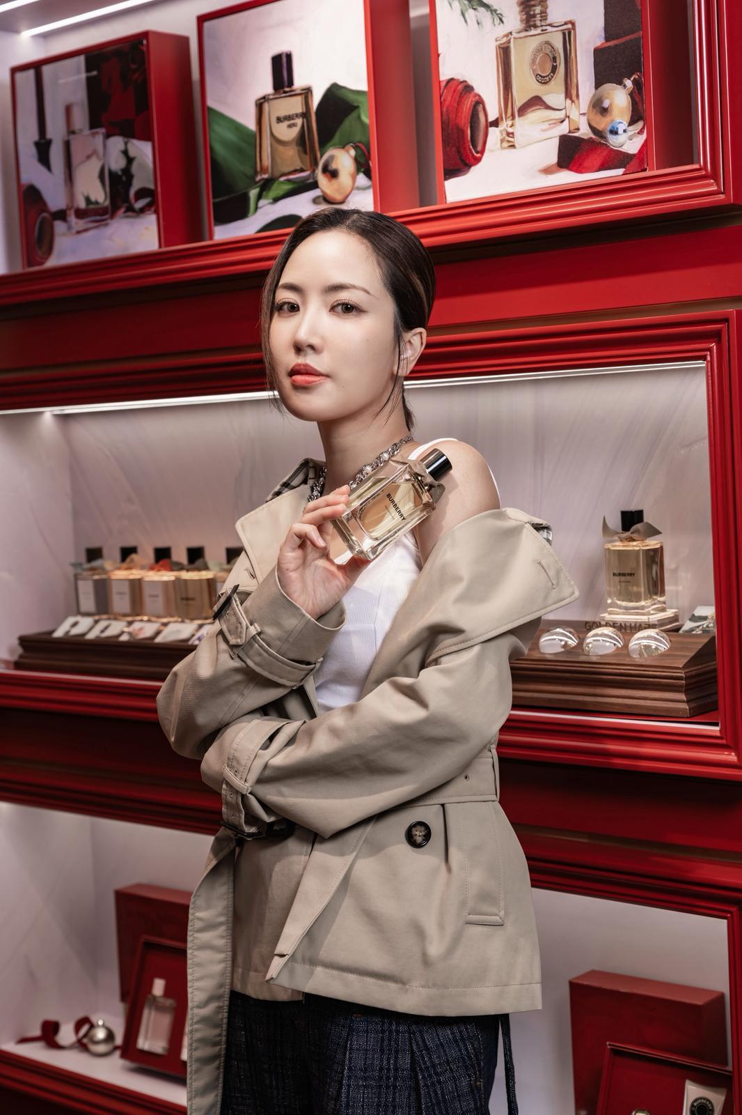 Kiri T出席BURBERRY BEAUTY節日限定店開幕。