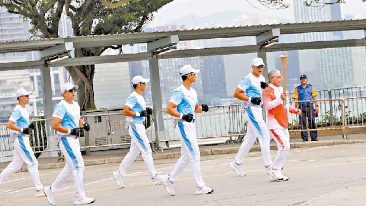 火炬手傳遞期間有人員從旁保護。