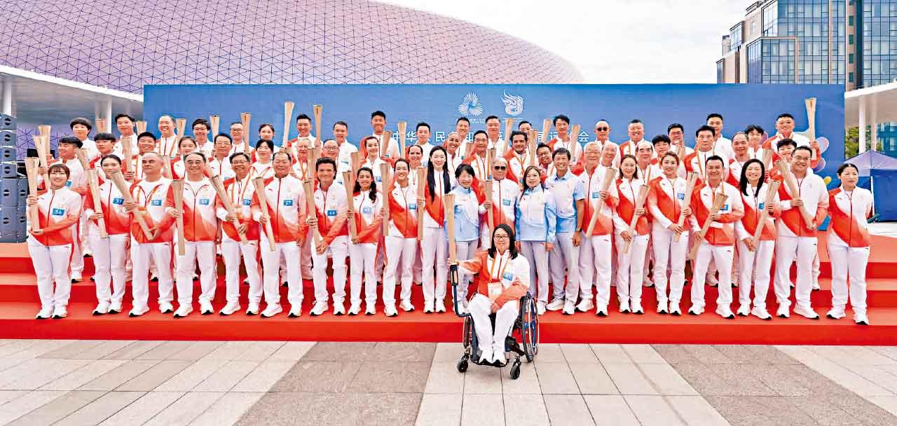 50位火炬手最後齊集終點啟德體育園