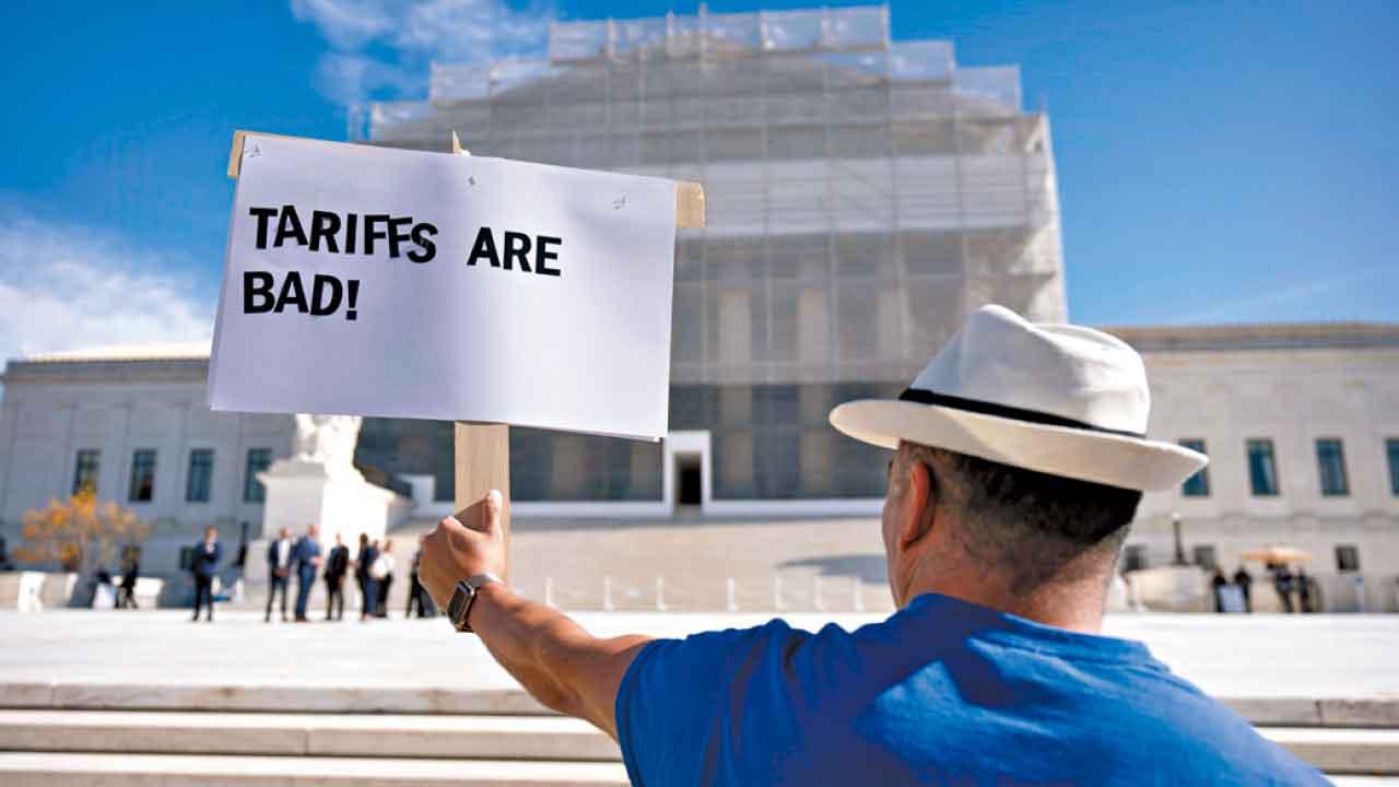 示威者在最高法院外高舉「關稅是壞的」標語。(美聯社)