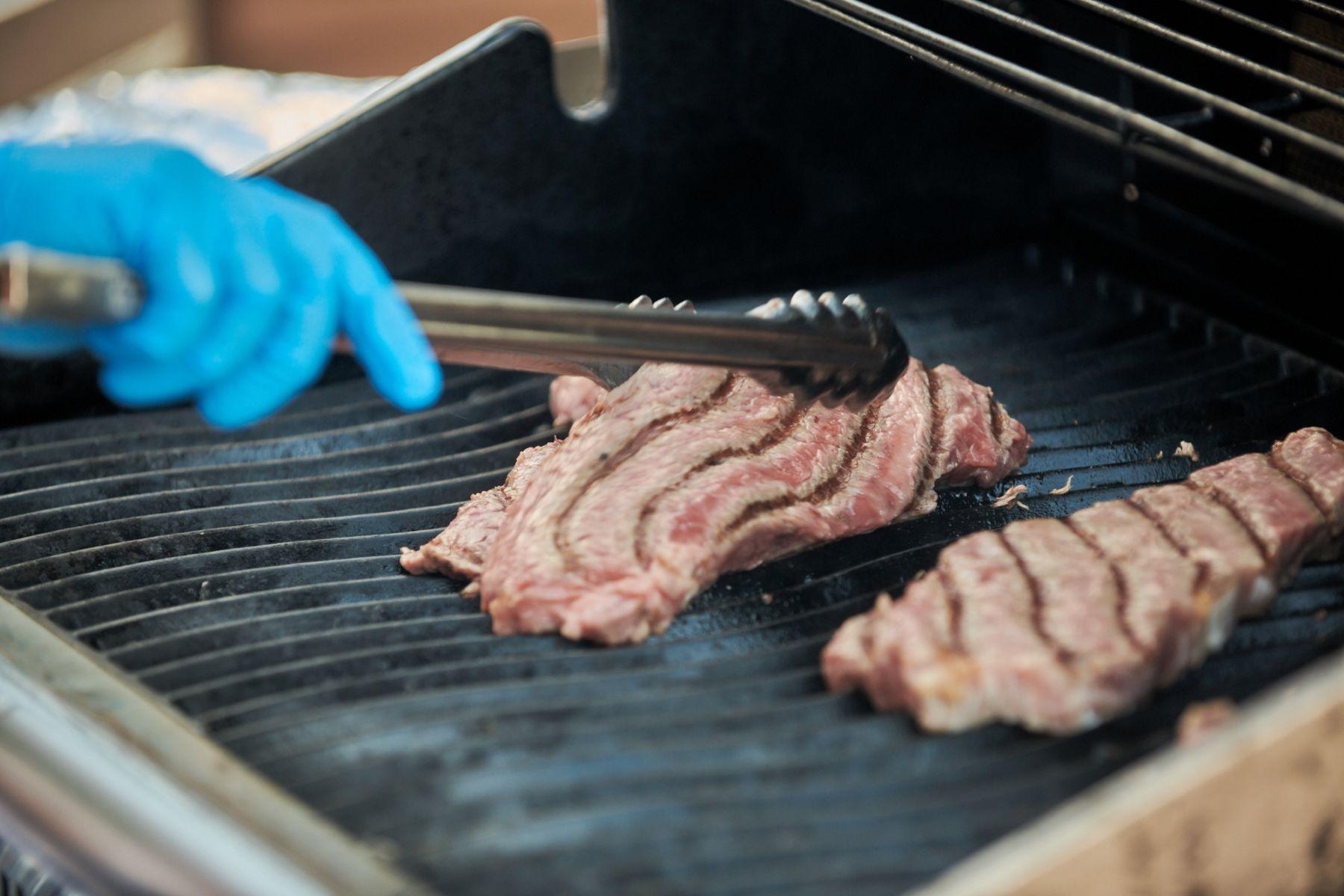 凡在現場購買任何1++或1+韓牛肉眼或西冷,即可享有即煎服務。