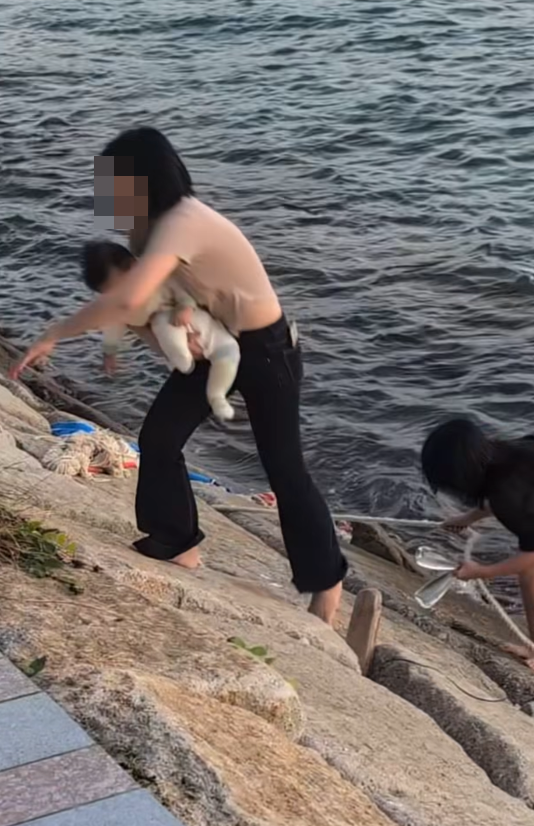 一家四口在啟德海濱一同走到海濱斜坡下的平台。(Facebook@車cam L(香港群組))