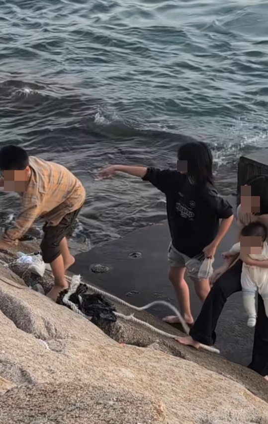 一家四口在啟德海濱一同走到海濱斜坡下的平台。(Facebook@車cam L(香港群組))