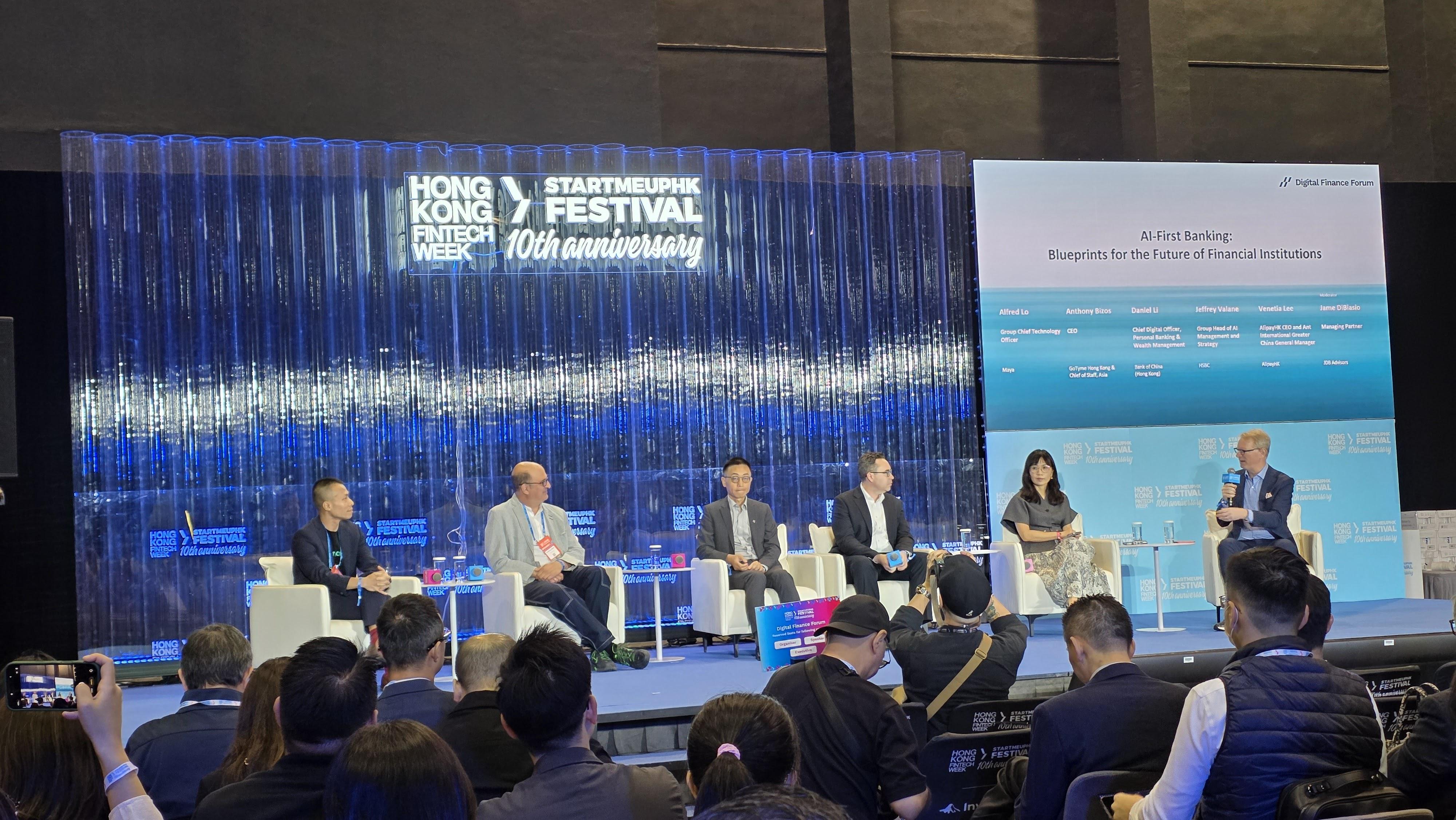 李詠詩(右二)於昨天香港金融科技周首日,參與了AI First金融機構討論。