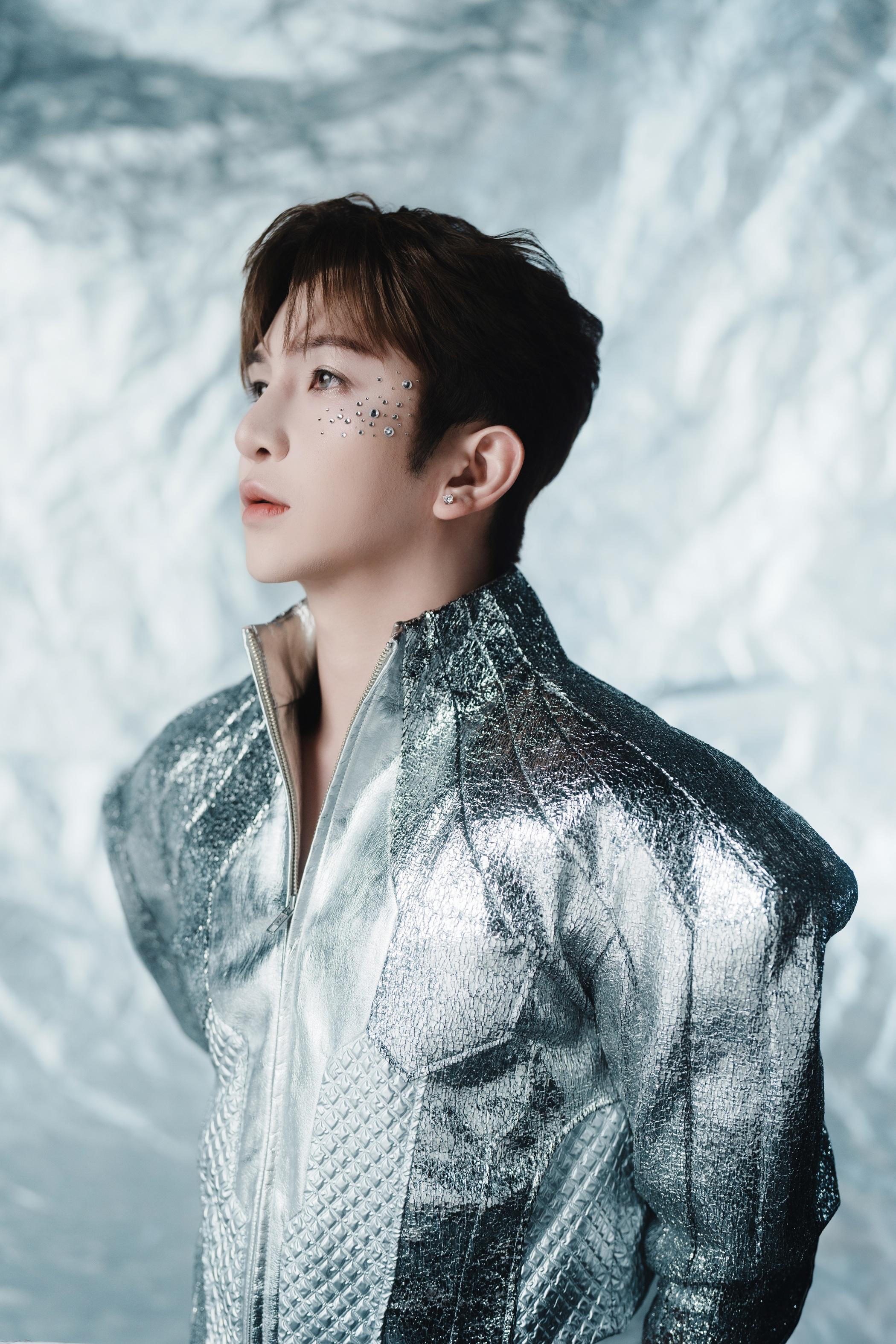 Anson Lo在新歌《Gimme Gimme》MV化身「Bling Bling銀王子」。