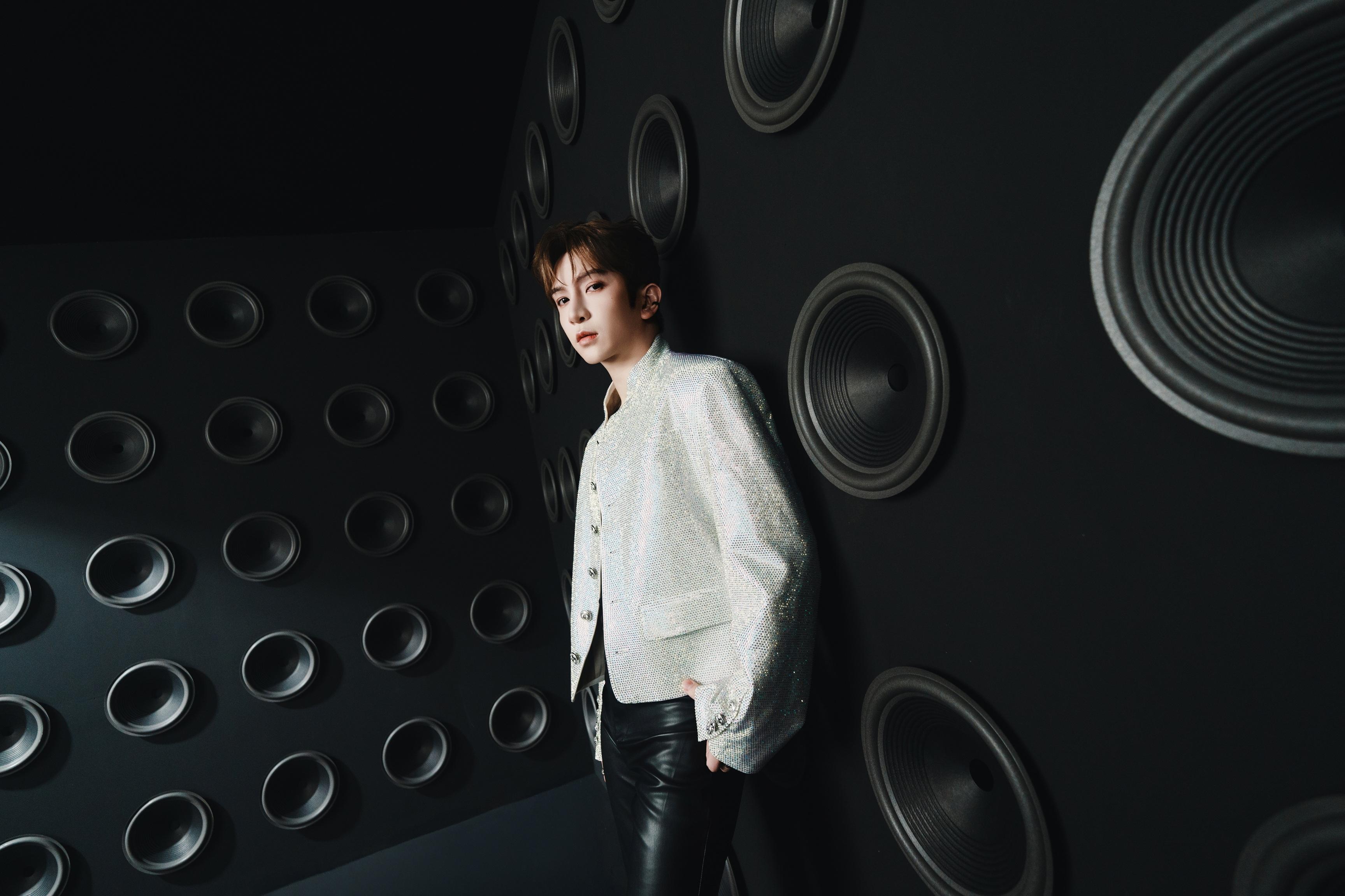 Anson Lo新歌《Gimme Gimme》MV,破紀錄換足11套靚衫。