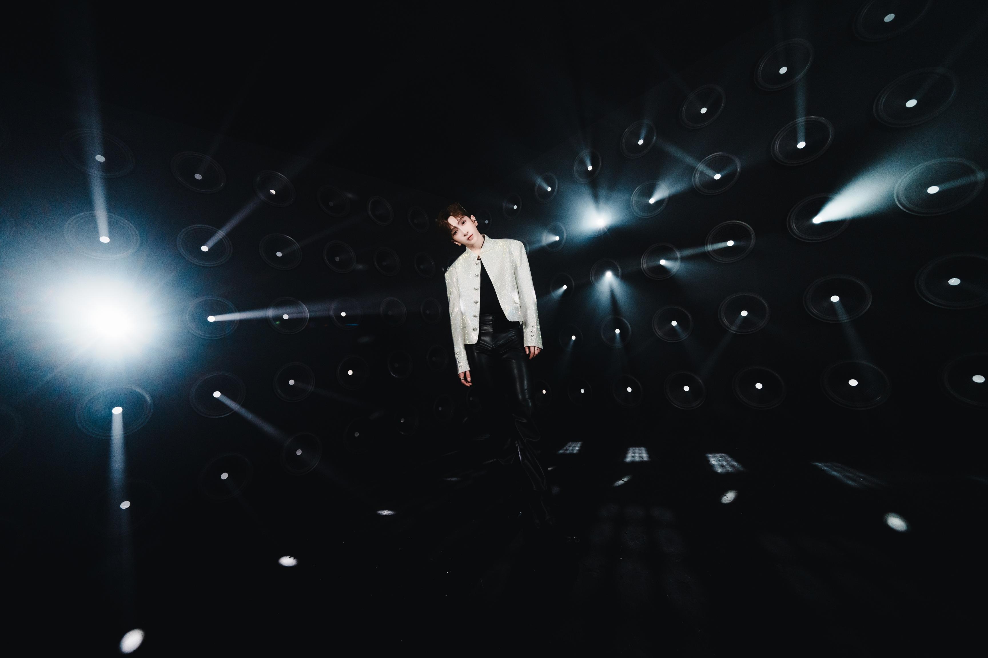 Anson Lo新歌《Gimme Gimme》MV,破紀錄換足11套靚衫。