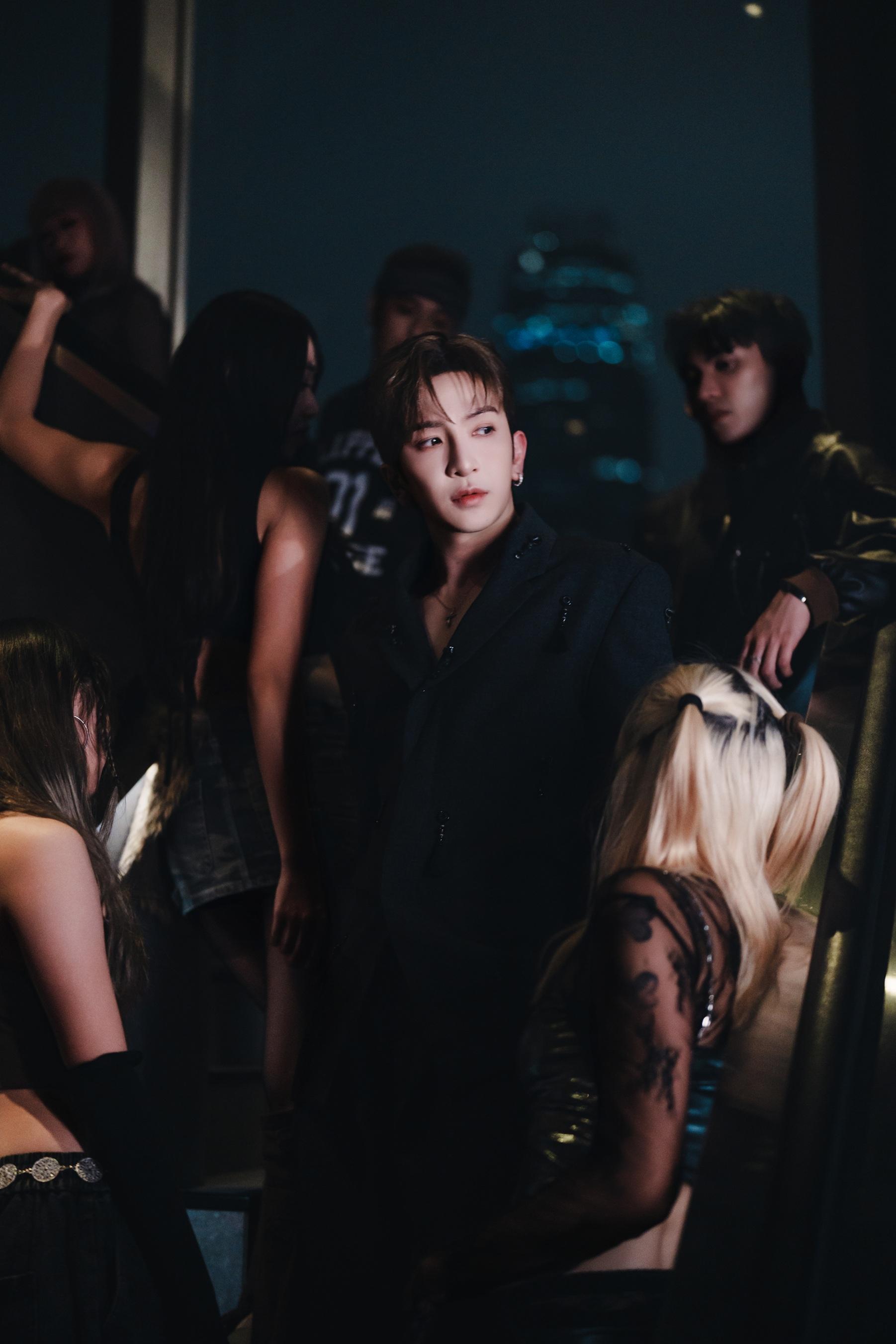 Anson Lo新歌《Gimme Gimme》MV,破紀錄換足11套靚衫。