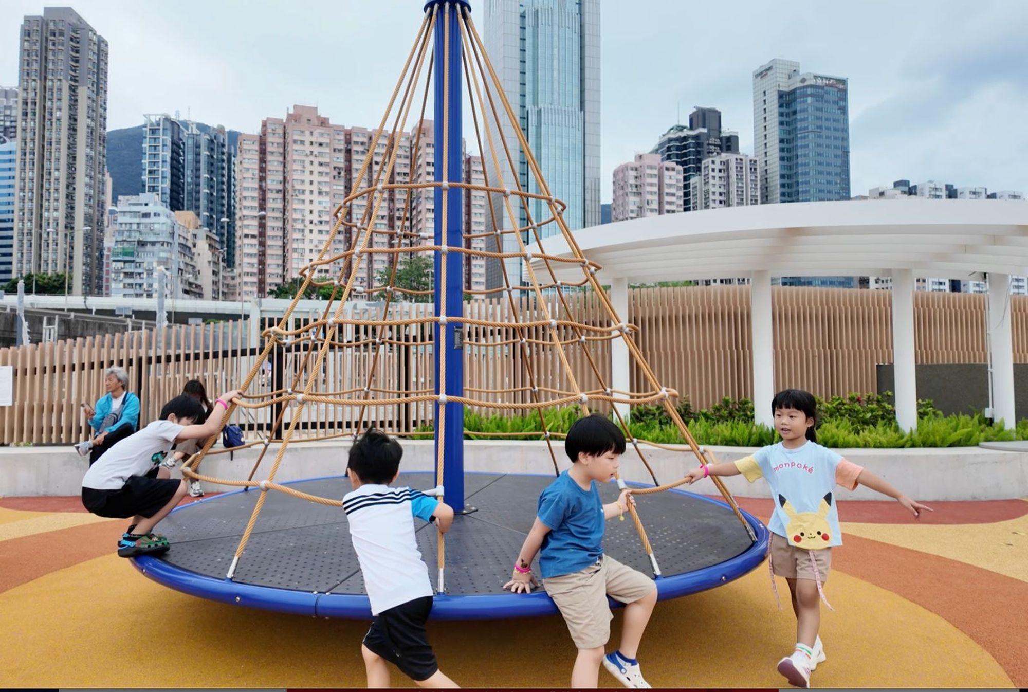 西營盤海濱公園設有觀景平台、共融遊樂設施及寵物公園等。(發展局)