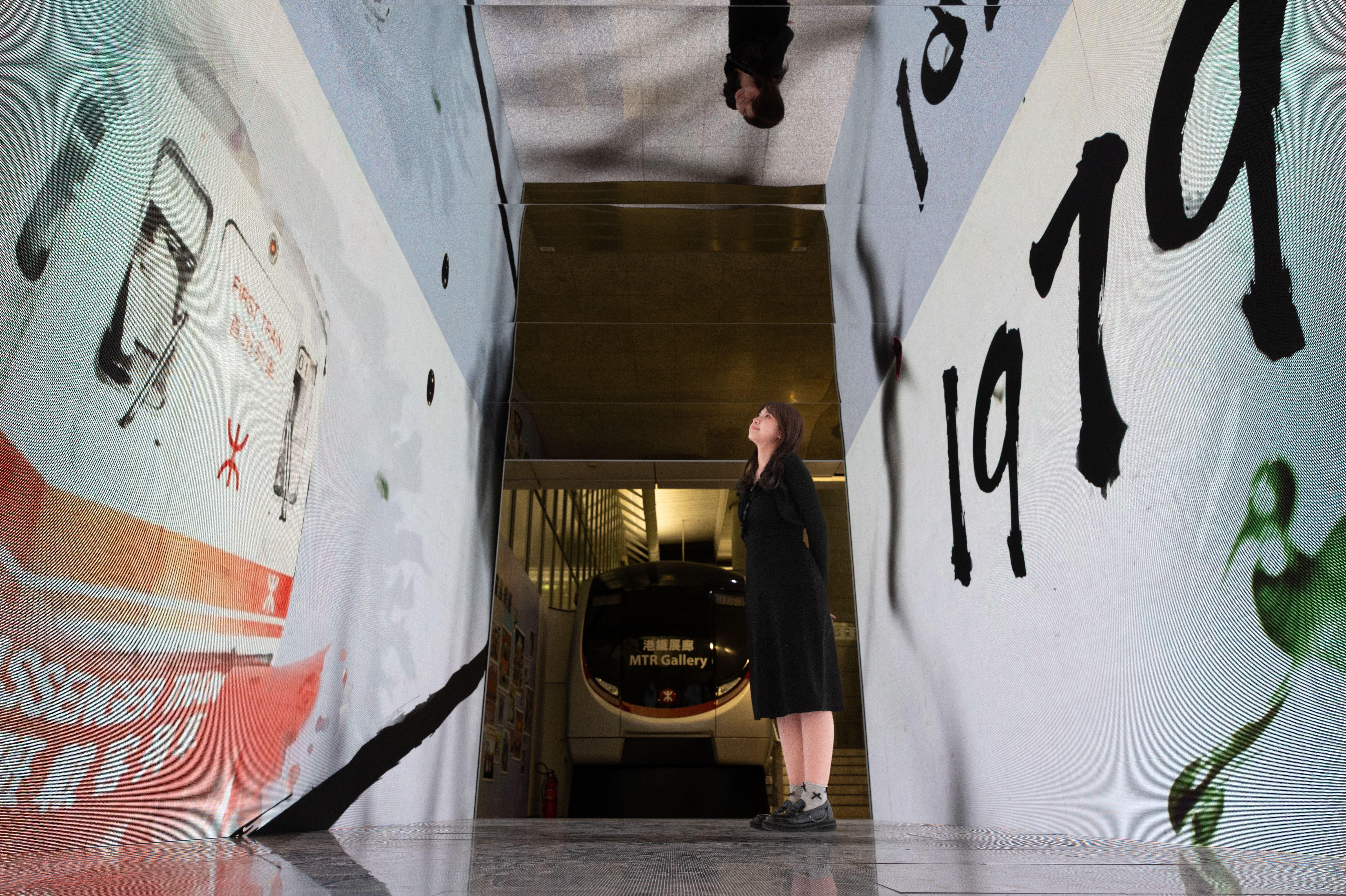 由三面巨大螢幕組成,建構高逾2.5米、闊近6米的步入式 270°沉浸空間。(蘇文傑攝)