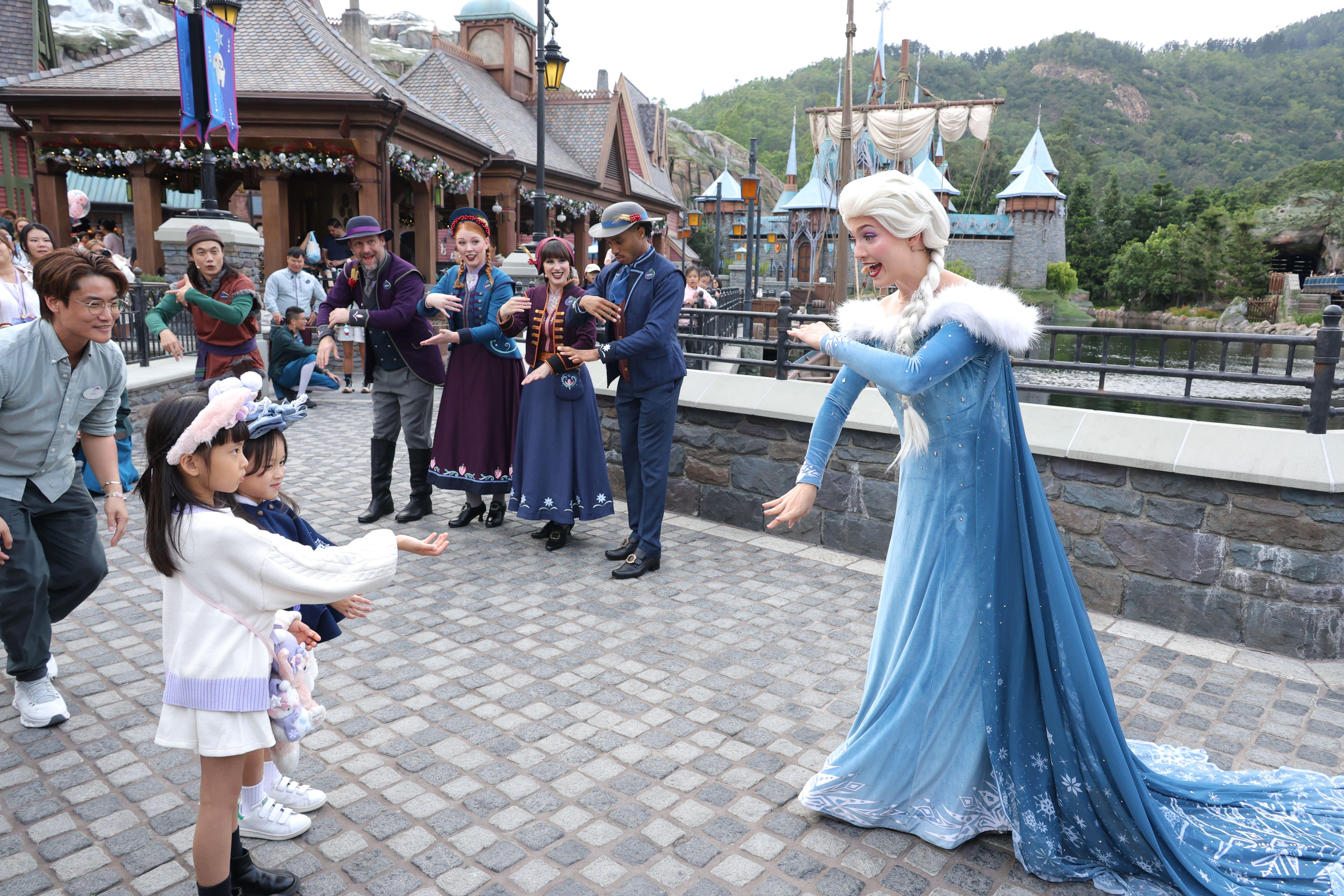 愛莎即場教小朋友做手勢使出冰雪魔法,為孩子創造難忘回憶。(林俊源攝)