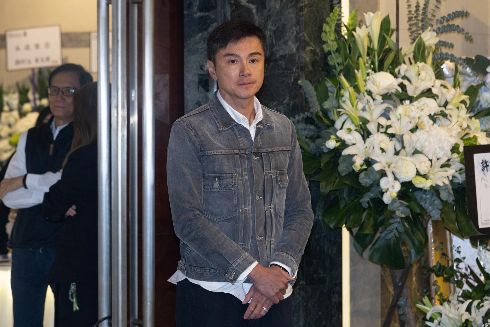 黃浩然與妻子全日為許紹雄頌經。(蘇文傑攝)