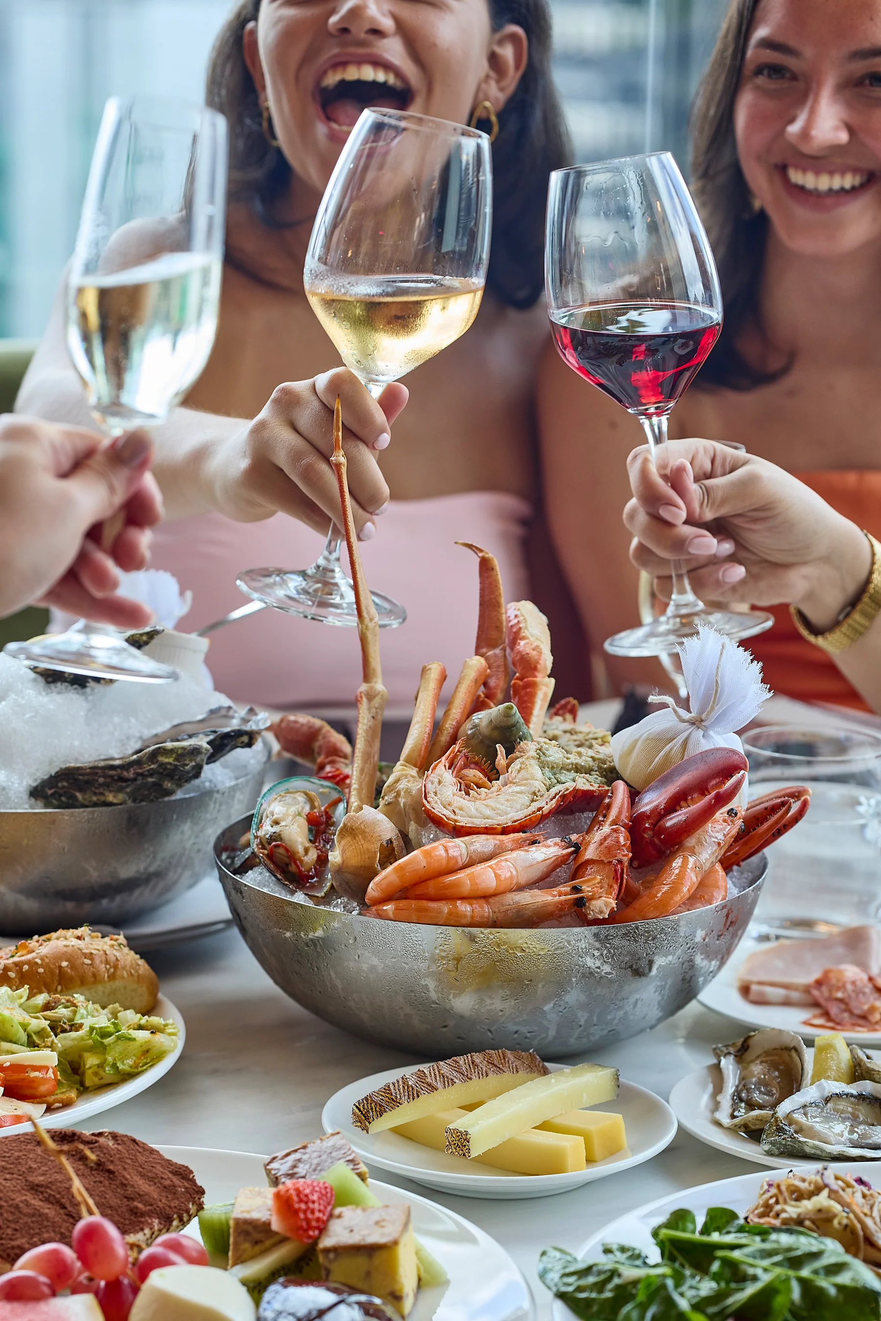 中國香水集團穎通集團與蘭桂坊餐飲概念合作「當酒精遇上酒精」(Where Spirits Collide)跨界合作企劃。