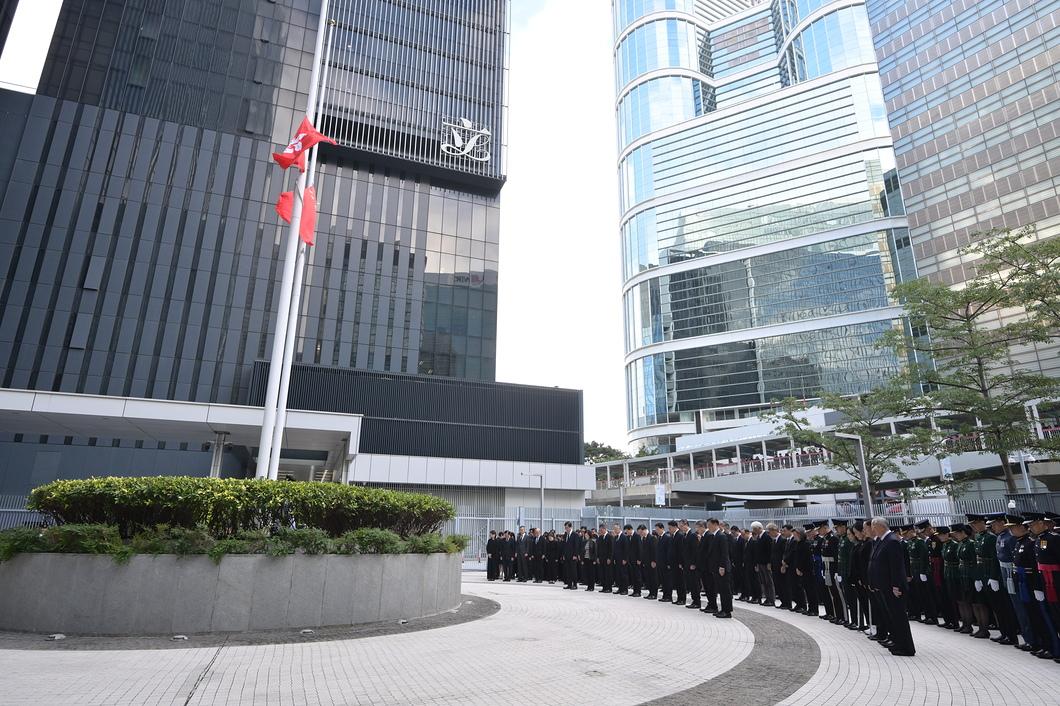 政府昨日早上在政府總部舉行悼念儀式,沉痛哀悼在大埔宏福苑火災不幸罹難的人士,並下半旗誌哀。(陳茂波網誌圖片)