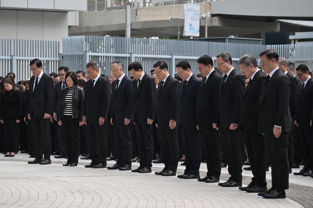 陳茂波在悼念儀式上,為大埔宏福苑火災不幸罹難的人士默哀。(陳茂波網誌圖片)