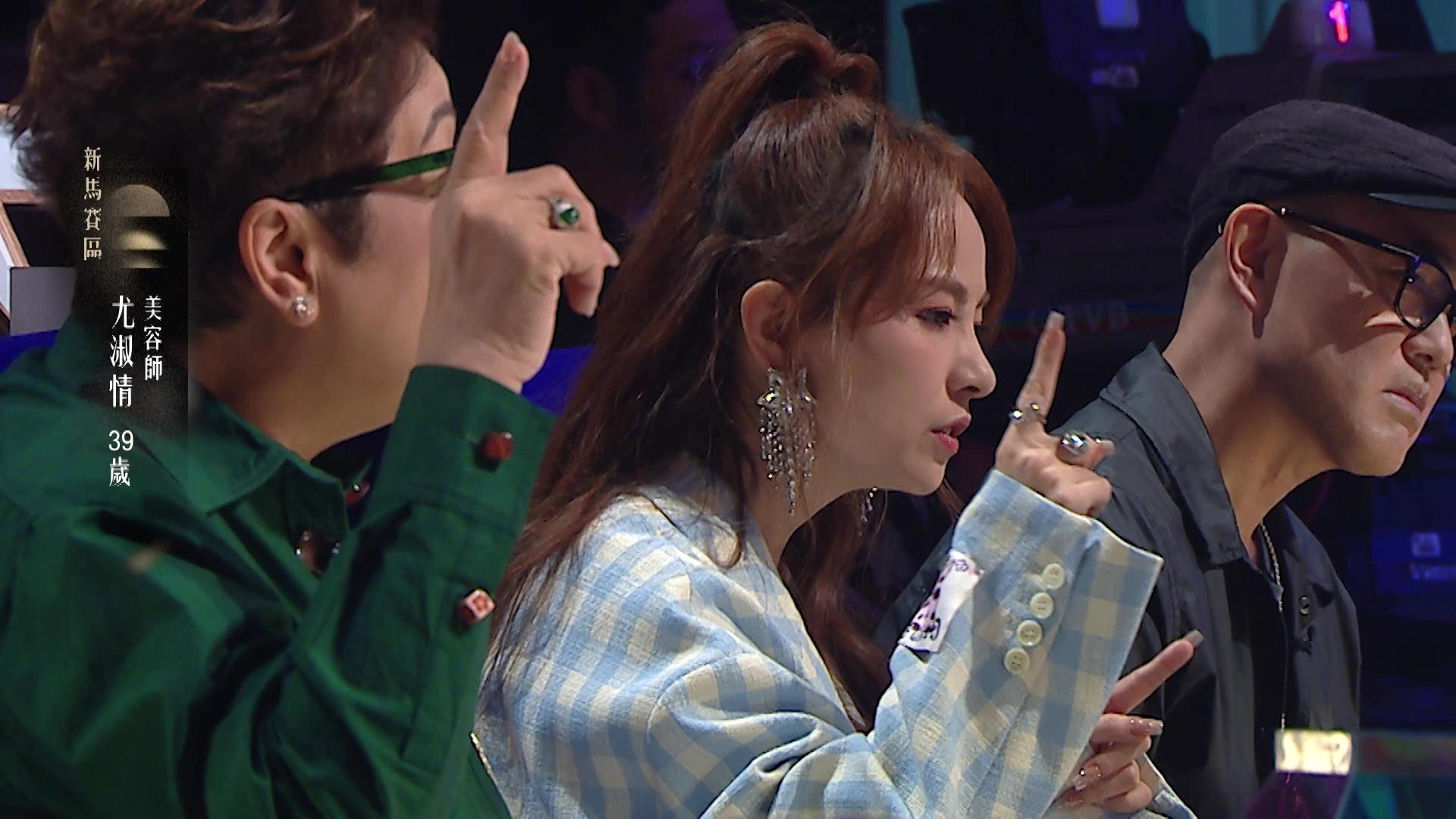 一眾評審都非常認真去聆聽評分。