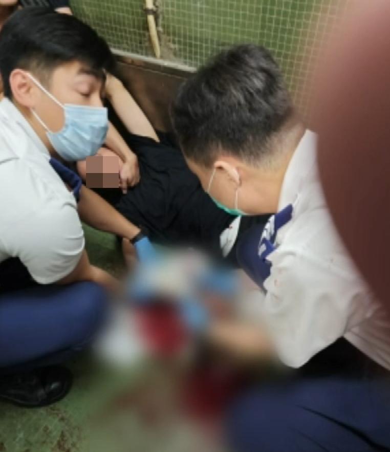 海關人員執行職務時被斬傷。(now新聞截圖)