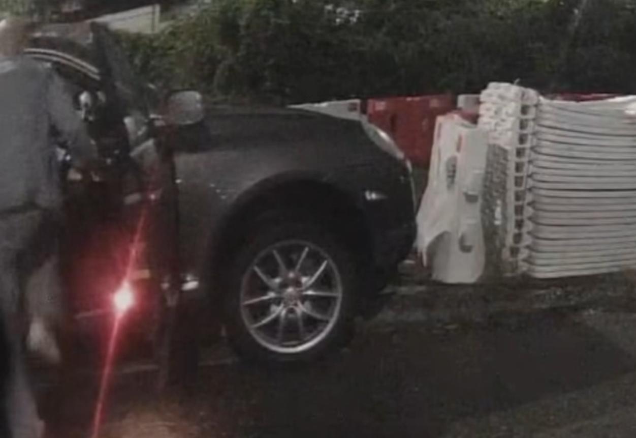 一名光頭男子疑將女伴打至暈倒。(fb「香港馬路炸彈資料庫」截圖)