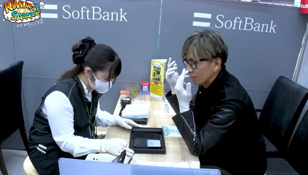 只一店員幫木村的舊手機內資料傳送到新手機。