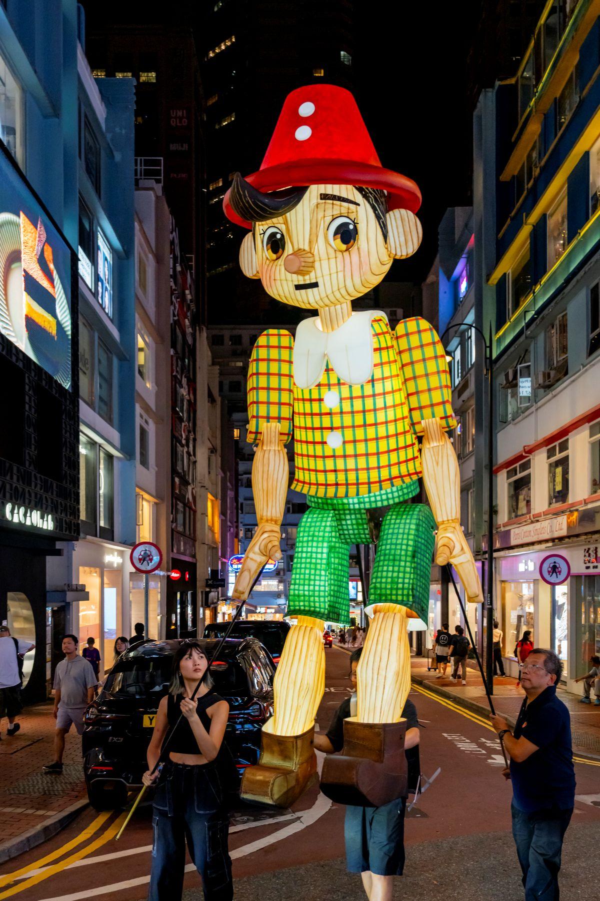 亮相的巨型木偶有《木偶奇遇記》故事中的皮諾丘、老木匠、狡猾狐狸、大鯨魚等。