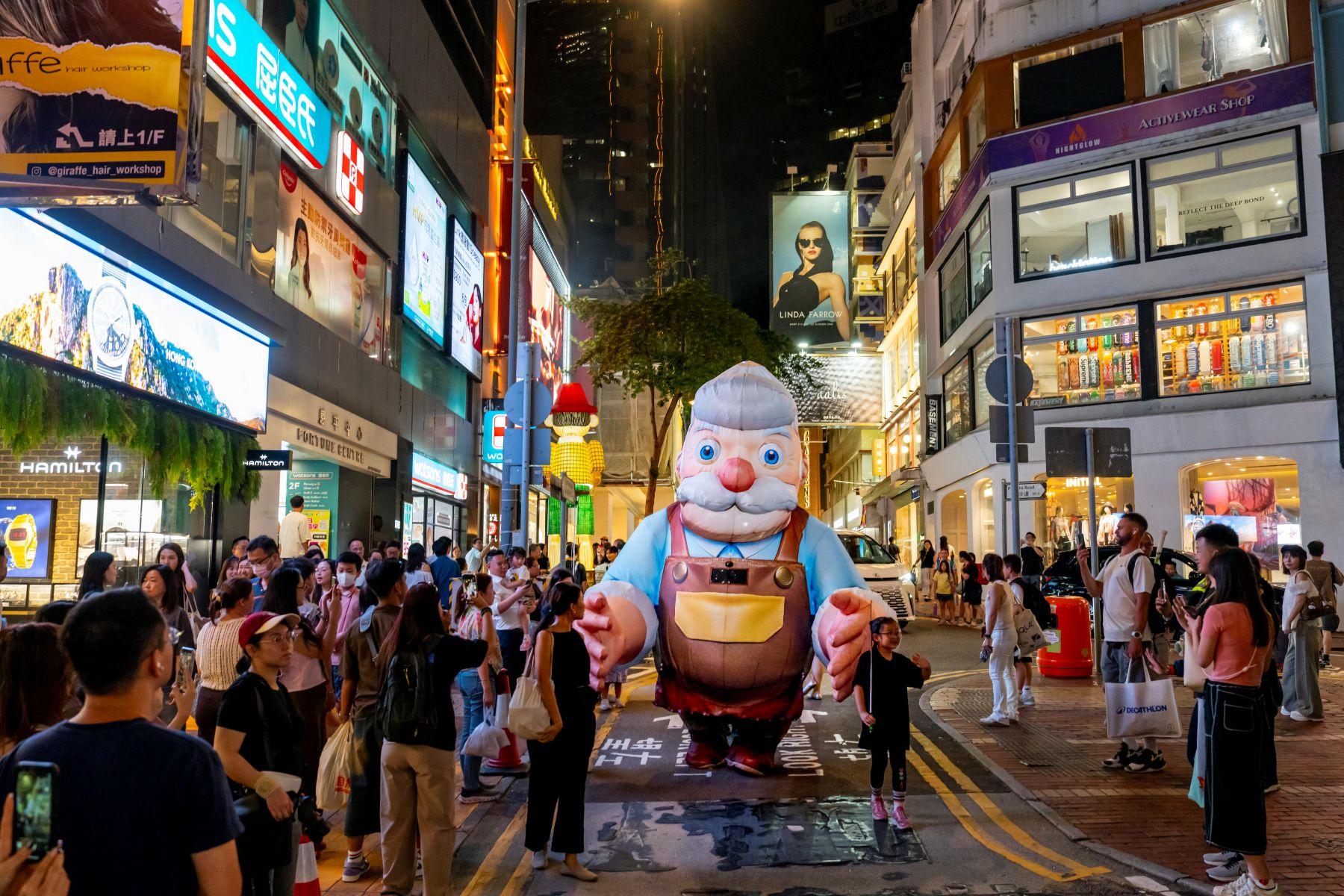 巨型木偶及嘉年華服飾由13組香港藝術家精湛技法製造。