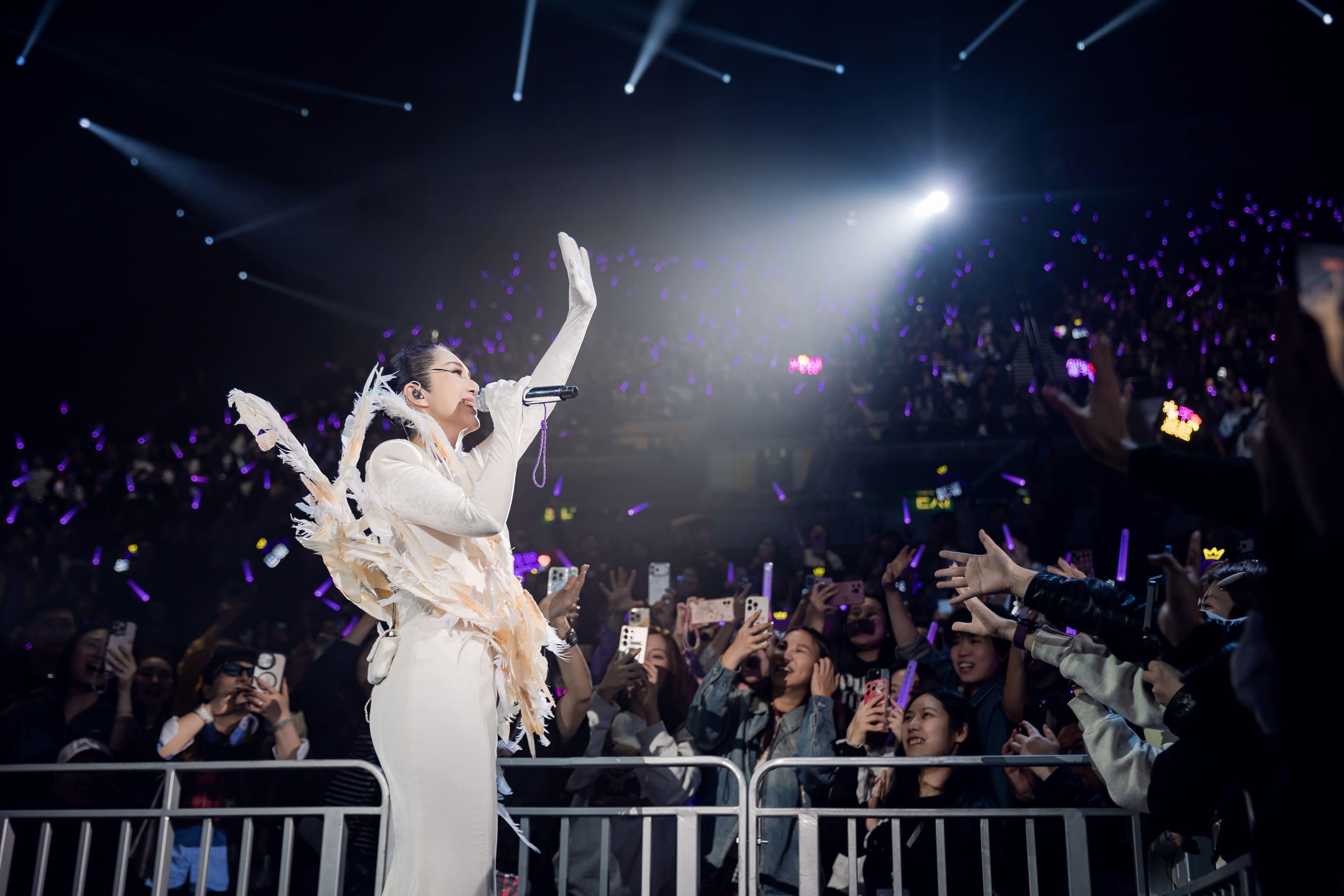 楊千嬅《Live MY LIVE 2025》演唱會頭場。