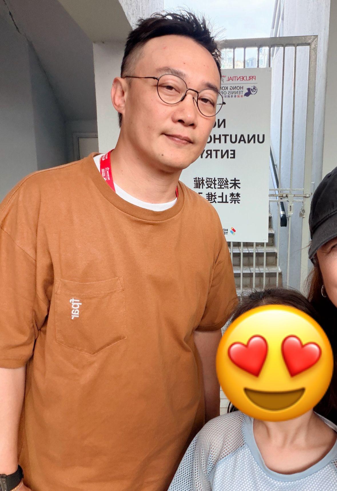 Eason親民答應粉絲合照的要求。