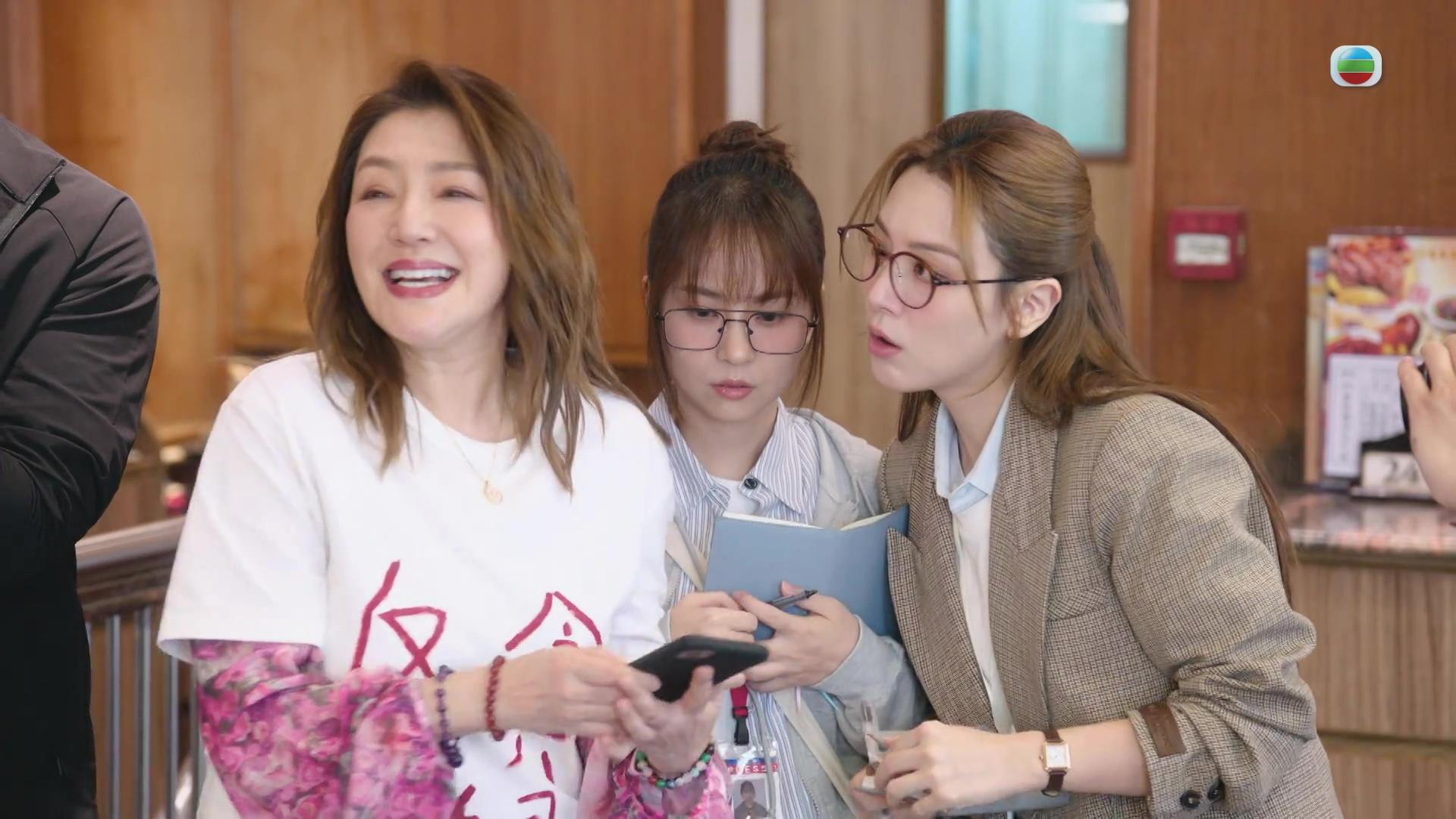 好奇表情的敏奕。