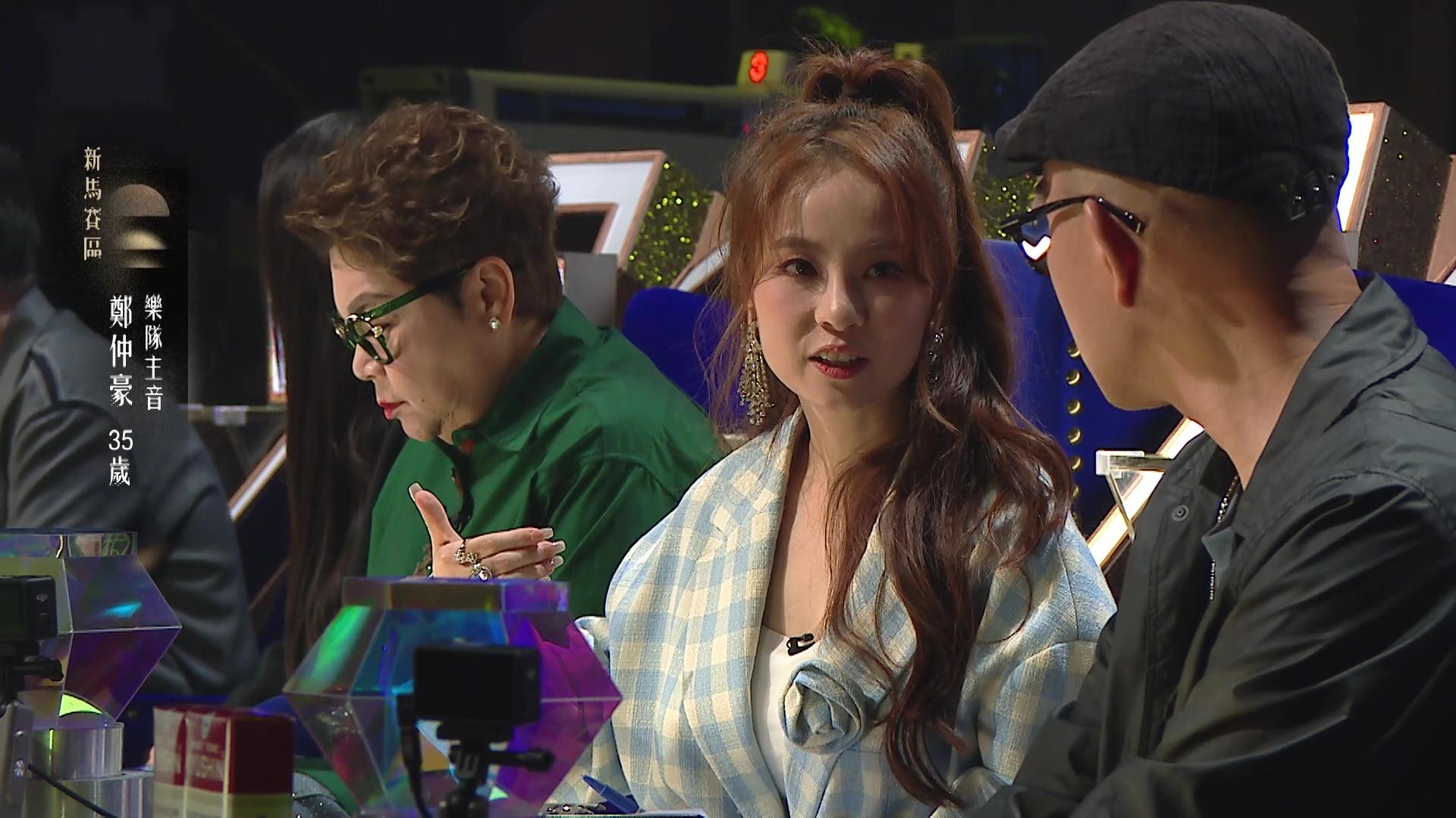 谷婭溦不斷問旁邊的周國豐和肥媽問題,非常搞笑。