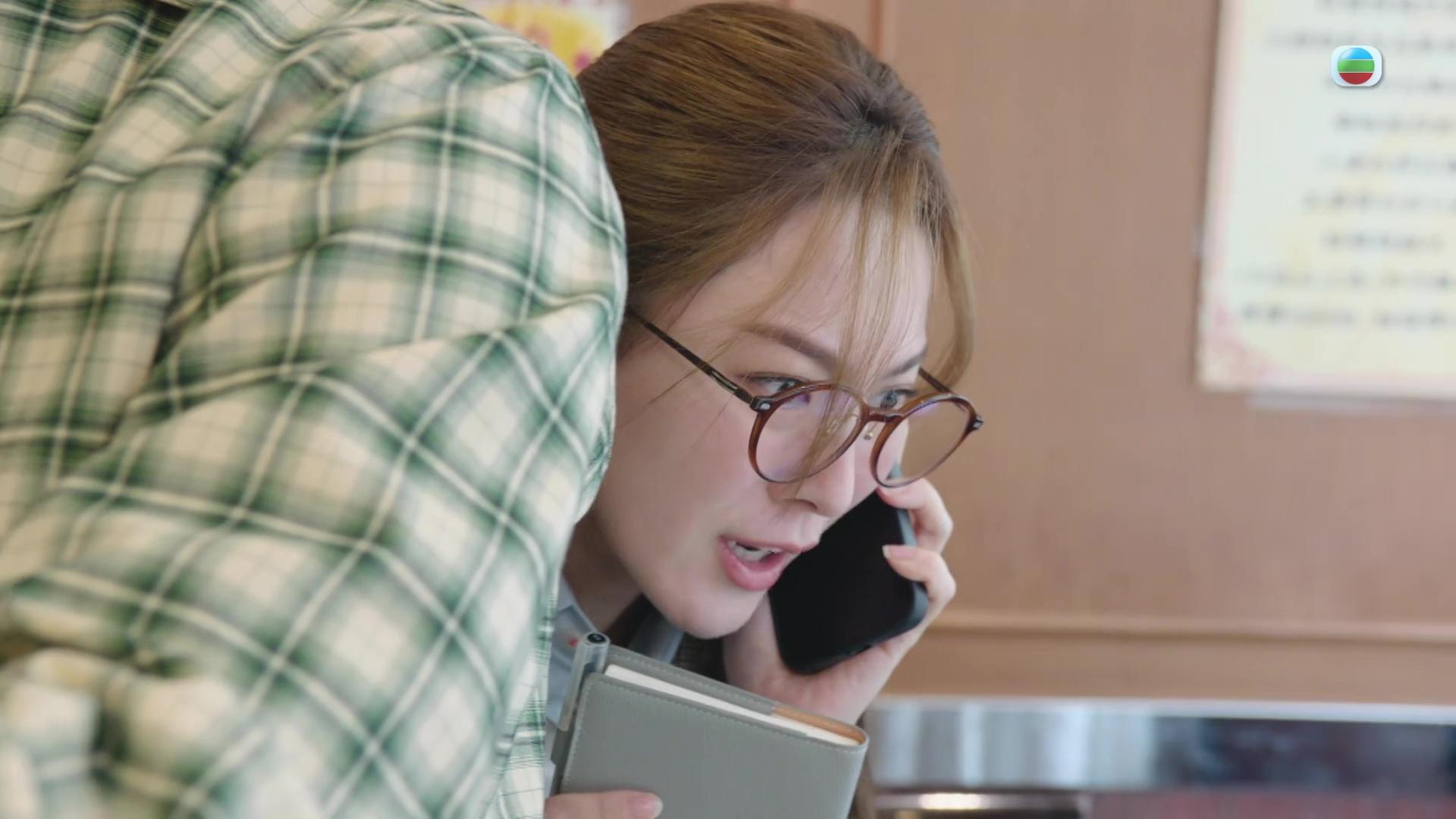 示範驚青表情一。