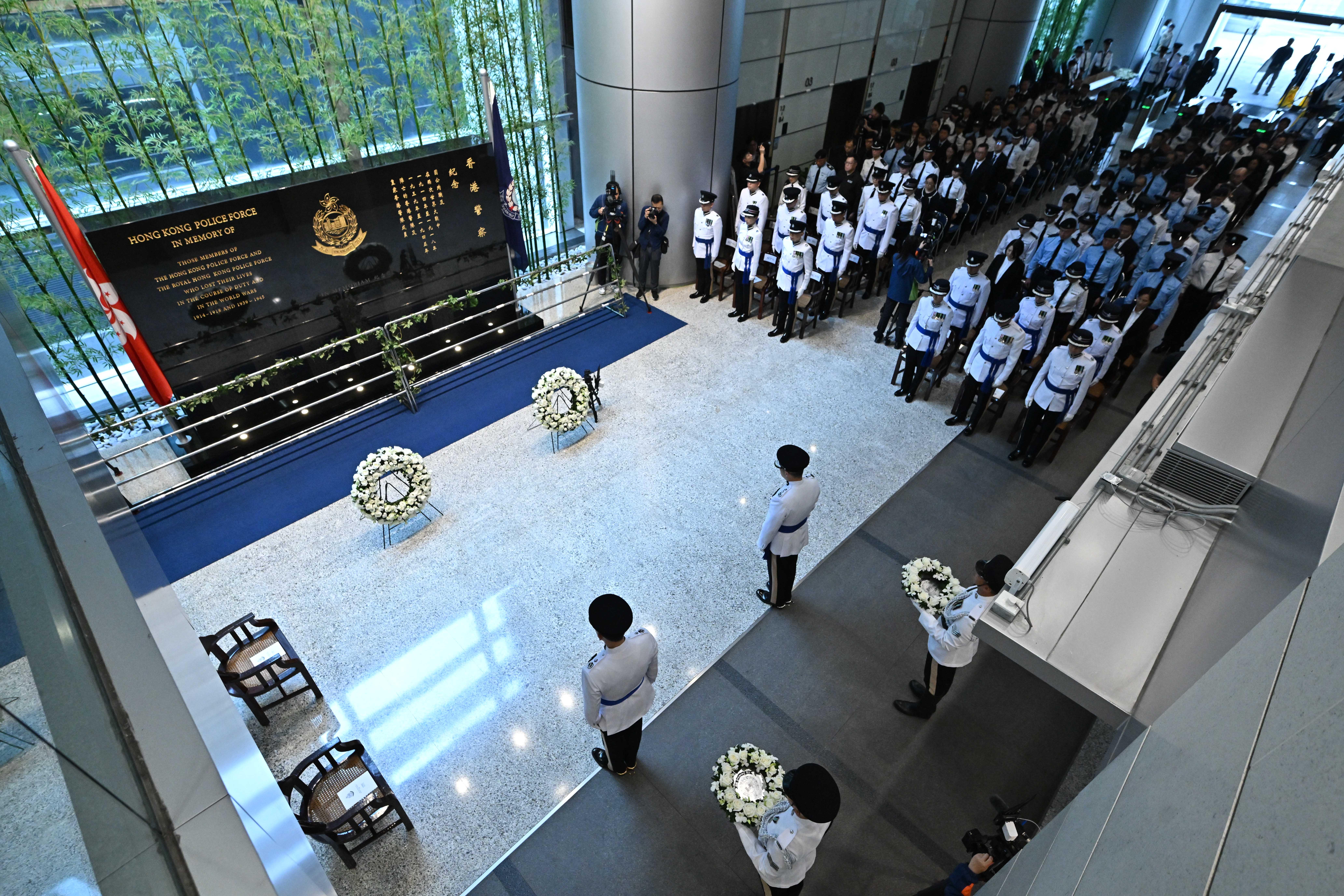 香港警務處今早(7日)在警察總部舉行警隊紀念日儀式,悼念因公殉職的警隊及輔助警察隊人員。(政府新聞處)