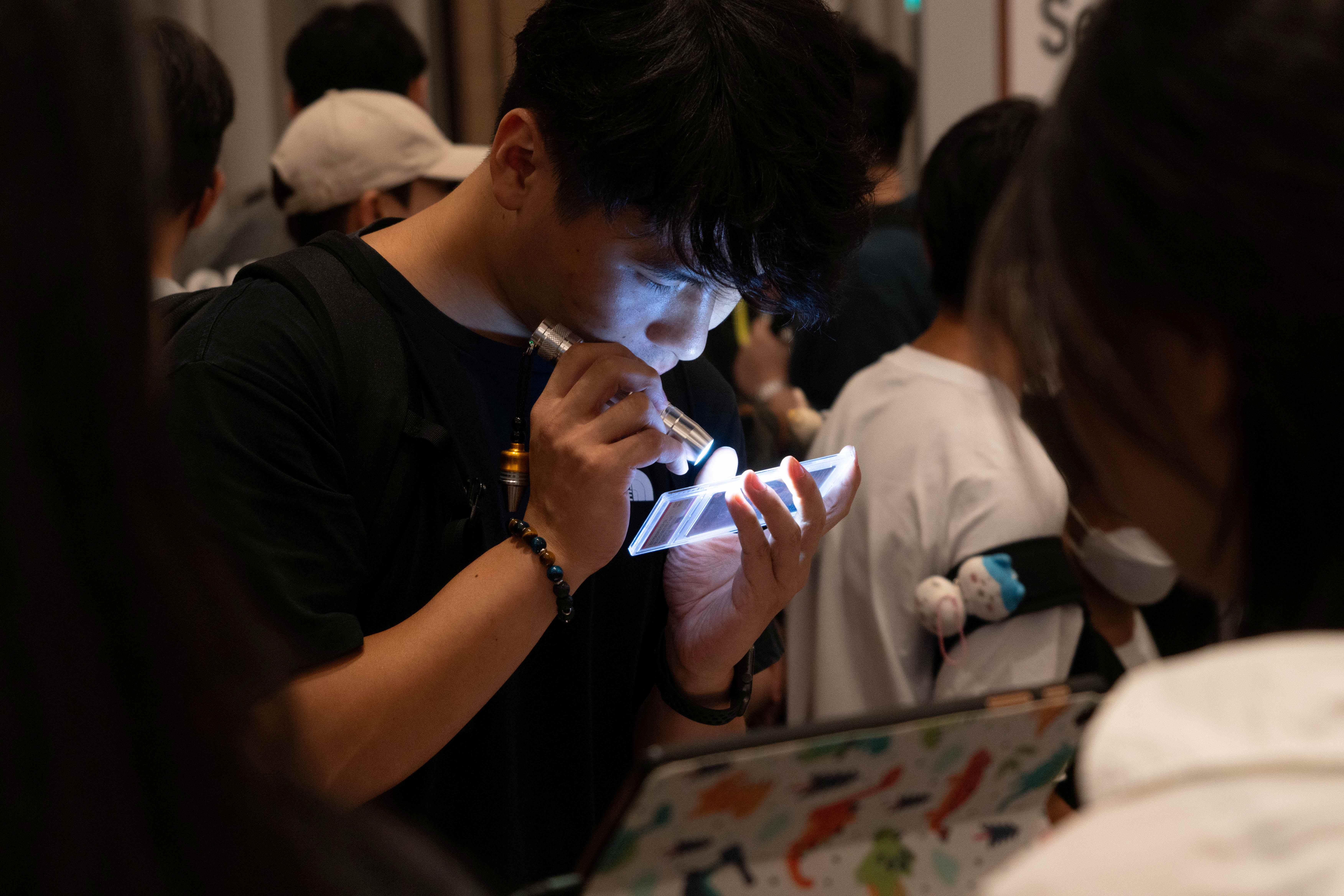 過去的卡牌展吸引大批卡迷入場交流。