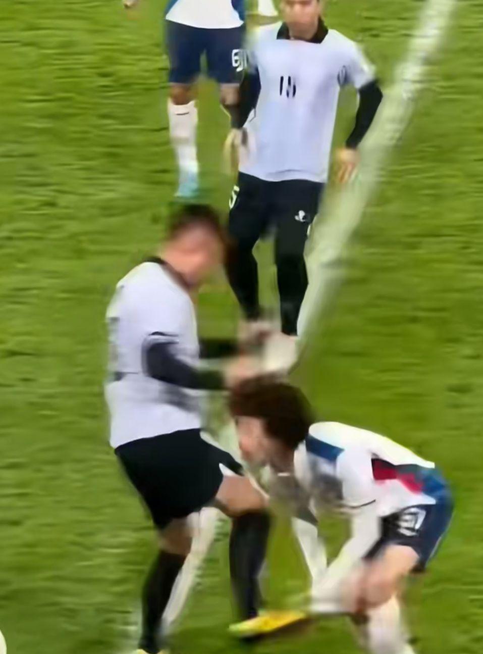 叻哥的對手痛到彎腰表情相當痛苦!