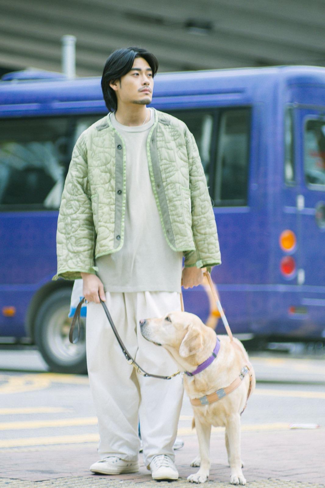 MV講述視障人士在最初領養導盲犬時對於導盲犬並未存在信任。