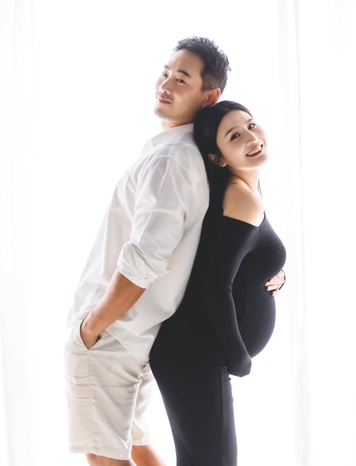 Coffee挺大肚拍孕婦寫真。