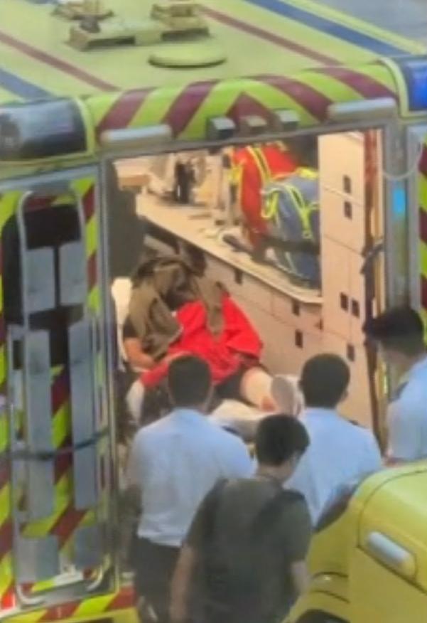 海關人員執行職務時被斬傷。(now新聞截圖)