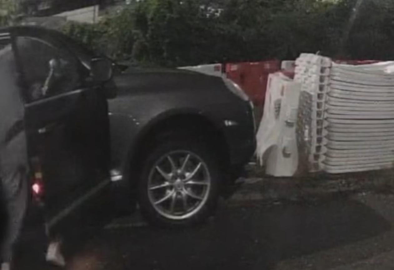 一名光頭男子疑將女伴打至暈倒。(fb「香港馬路炸彈資料庫」截圖)