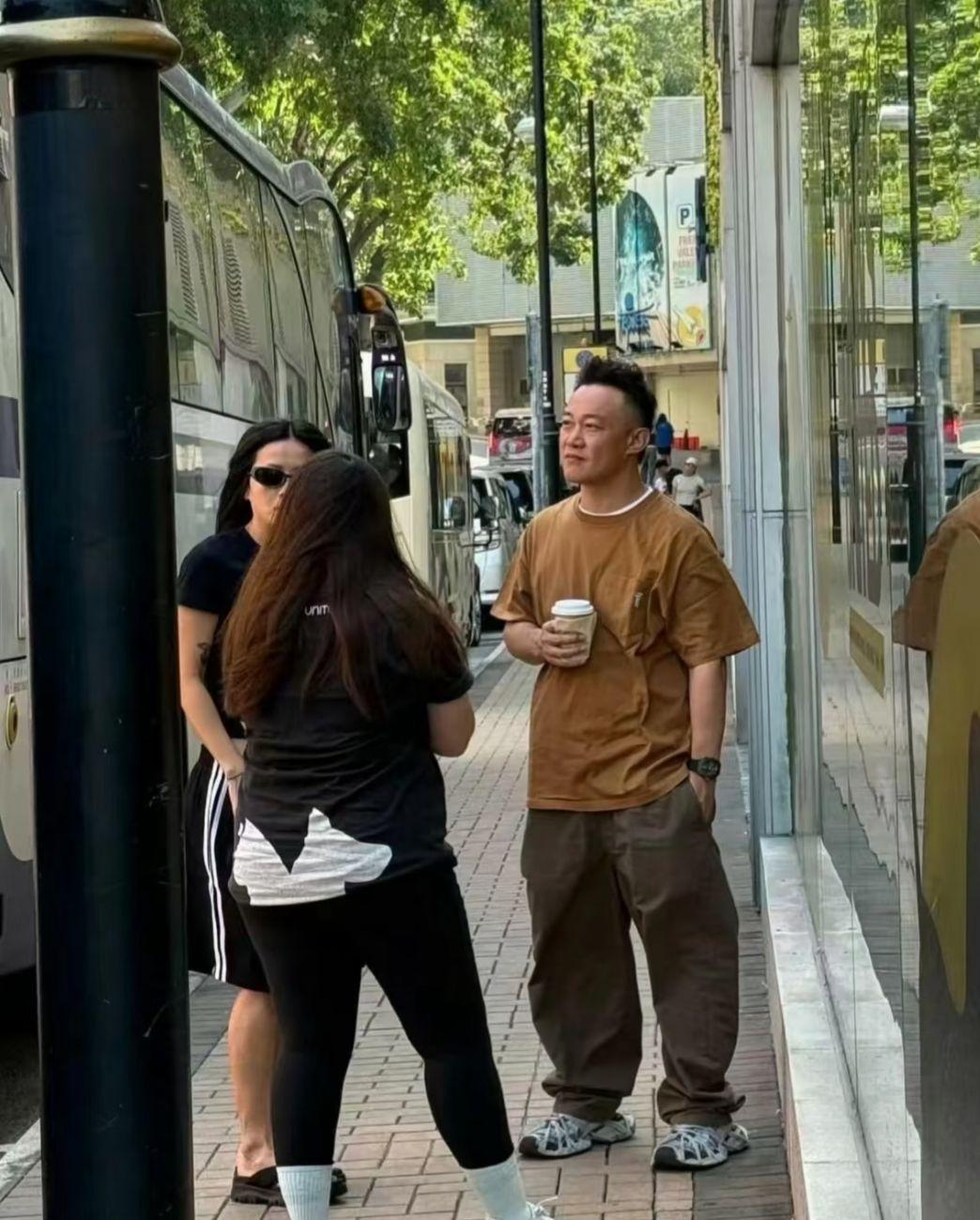 Eason當天身穿啡色T恤配搭寬鬆長褲,打扮得相當休閒樸素。