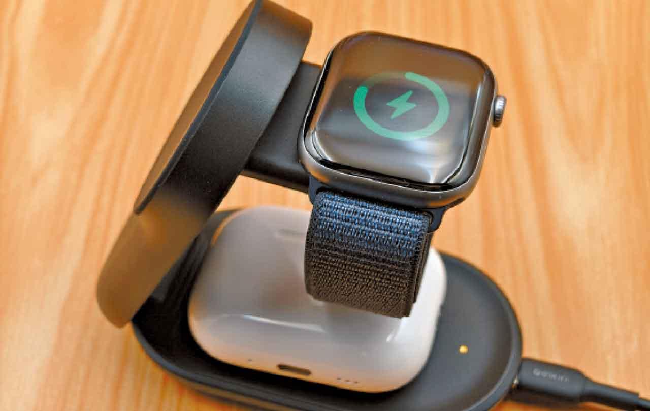 附上45W電源供應器與傳輸線,插孔位於充電座後方。