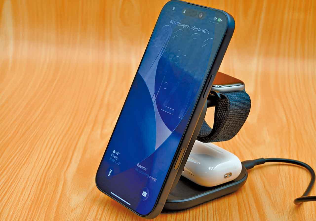 展開後可同時為iPhone、Apple Watch及AirPods充電。